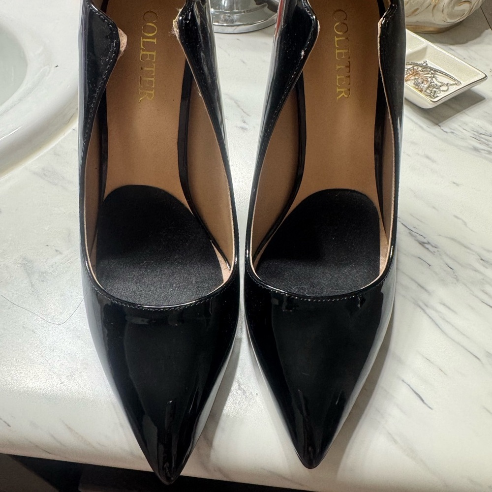 Black Heels with Pointed Toe and Minimalist Design